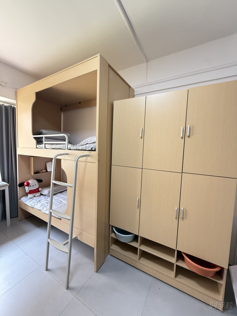 敞亮清洁的寝室。