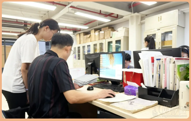 在這短暫的課間互動(dòng)中，我們看到的不僅是知識的高效傳遞，更是師生情誼的悄然升溫。學(xué)生們熾熱的求知欲，為老師的教學(xué)注入了源源不斷的動(dòng)力，讓課堂之外的輔導(dǎo)更具意義；而老師的耐心指導(dǎo)，又為學(xué)生的學(xué)習(xí)指明了清晰方向，讓他們在探索知識的路上不再迷茫。這是一場知識與溫情的雙向奔赴：學(xué)生因?yàn)槔蠋煹南ば囊龑?dǎo)，在學(xué)習(xí)中不斷突破自我、穩(wěn)步進(jìn)步；老師因?yàn)閷W(xué)生的點(diǎn)滴成長，在教書育人的道路上倍感欣慰，收獲著滿滿的價(jià)值感。