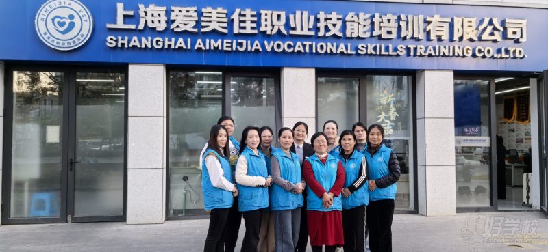 学员在学校门口与老师合影