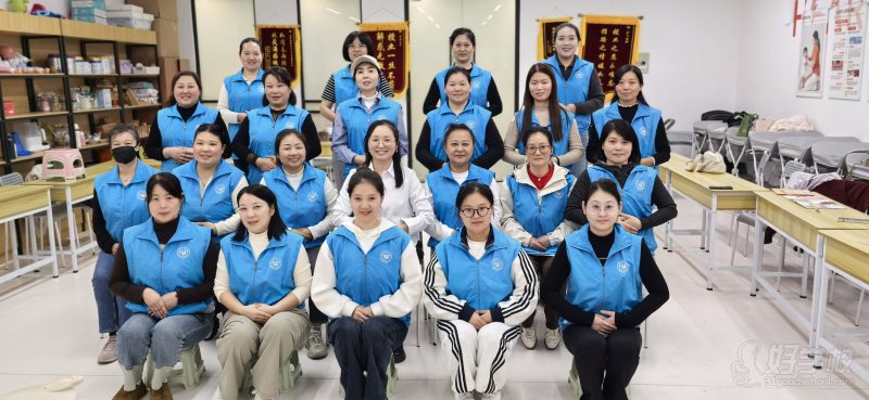 学员在教室与老师合影