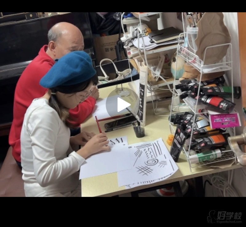 学生学书法课间