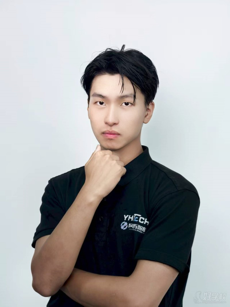 首席教官。无人机专业背景，精通多旋翼、固定翼、直升机、穿越机等所有机型的飞行和教学技巧，累计培训持证飞手超2000人。