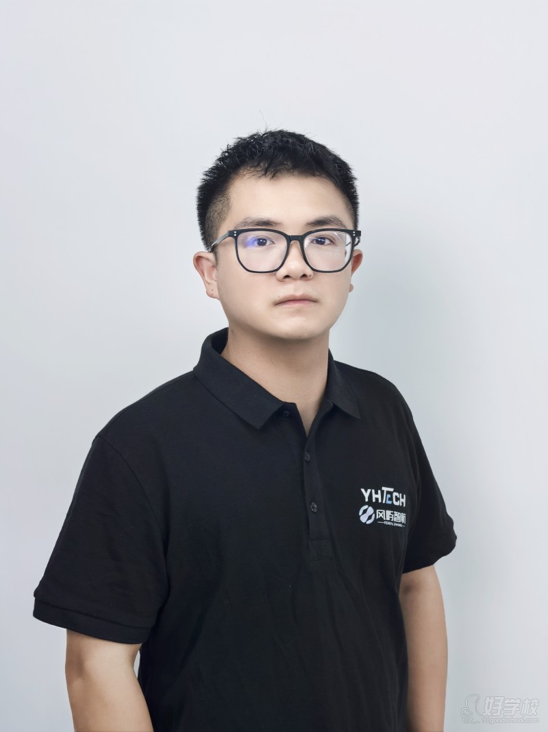 行业应用专家。无人机专业背景，10年无人机从业经历，极为丰富的无人机作业及维护经验，担任风屿智航“6门技能”实训课程的首席教员。