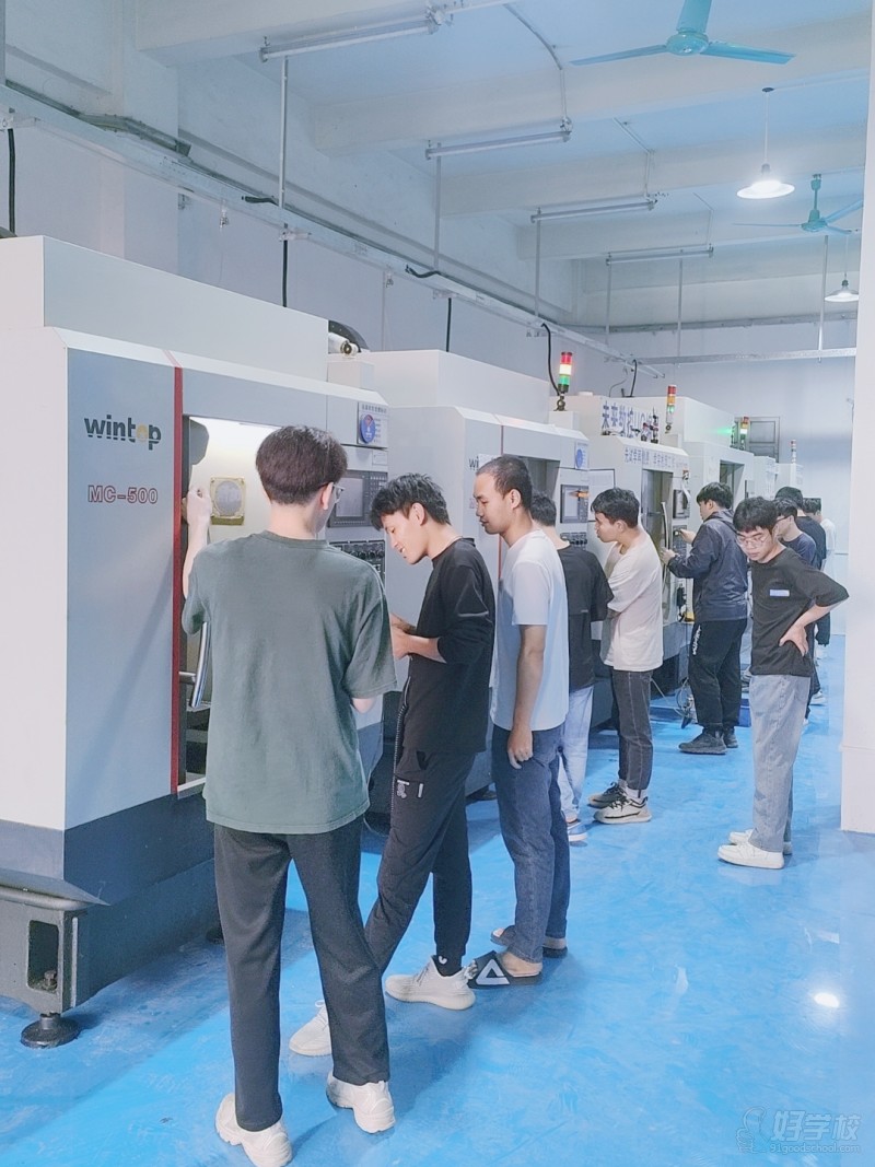 實操車間內(nèi)部