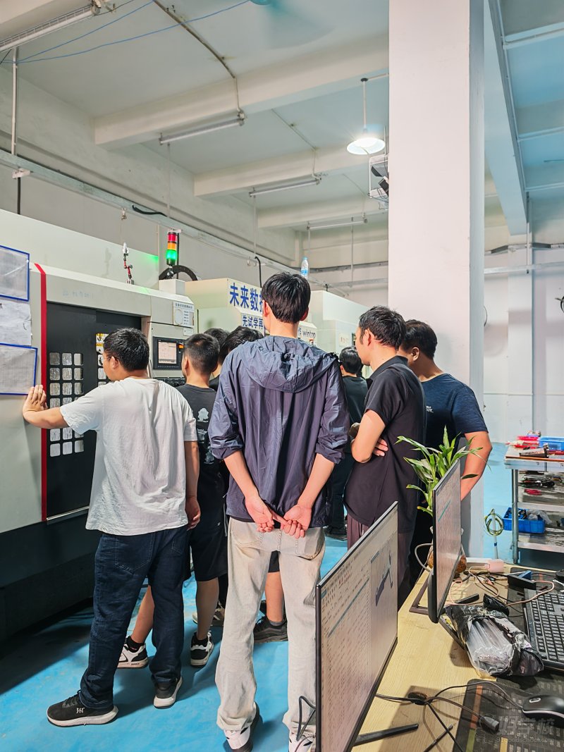 學(xué)員撞機(jī)了，同學(xué)圍觀圖片