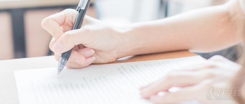 香港大学物理硕士，雅思8, 具备良好中英文授课能力, 也可纯英文授课。拥有多年国际初高中与海外大学课程教学经验，累计辅导众多理工类学生。指导学生Alevel课程和竞赛课程均取得优异成绩，斩获国际物理竞赛荣誉（BPhO、PhysicsBowl等）。对考试趋势、题型变化与评分标准掌握精准，适合竞赛冲刺、课程拔高。