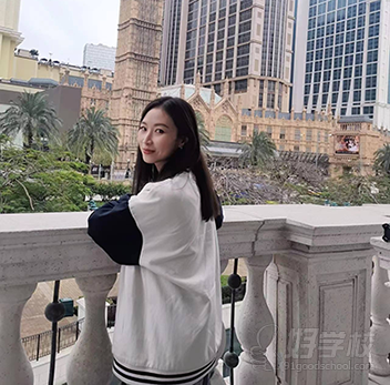 韩国汉阳大学毕业，韩语6级，教龄6年，曾众多知名机构担任韩语老师，讲解细致，考试应试技巧见解独特，韩语TOPIK考试初级通过90%，中高级通过70%。擅用教材《韩国语》、《延世大学韩语》《轻松学韩语》等，马克希对外汉语教师，教材《成功之路》。