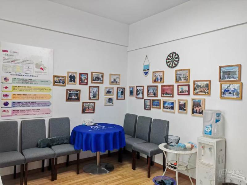 德国比勒菲尔德大学毕业，日耳曼语专业，教学15年，2008年至2010年上海交大立信会计学院中心德语老师，2011年参会合肥和德国奥斯纳布吕克友好城市陪同翻译，对德福，DSH，歌德考试有独特见解。教材《走遍德国》、《歌德备考》、《新编大学德语》等