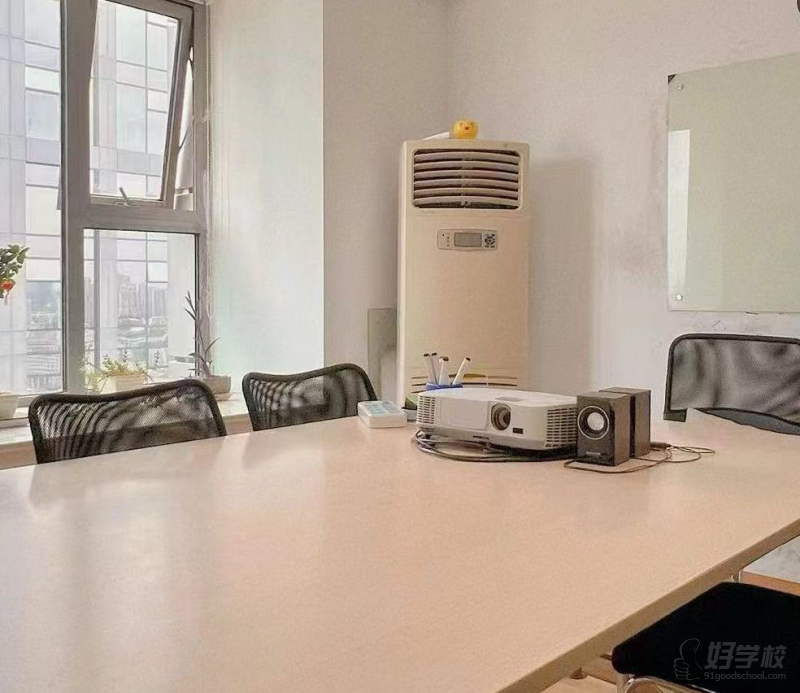 德国比勒菲尔德大学毕业，日耳曼语专业，教学15年，2008年至2010年上海交大立信会计学院中心德语老师，2011年参会合肥和德国奥斯纳布吕克友好城市陪同翻译，对德福，DSH，歌德考试有独特见解。教材《走遍德国》、《歌德备考》、《新编大学德语》等