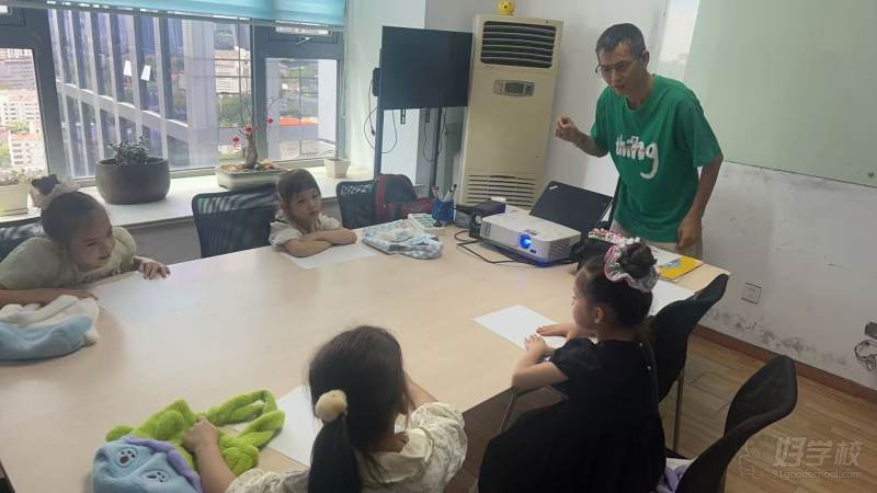 本西班牙语课程采用《现代西班牙语》《走遍西班牙》及内部教材，由留学归国教师授课。课程从零基础入门，系统教学，助力学员达到DELE考级水平，学习时长60-500课时，适合零基础及西语考级提升的学员学习。