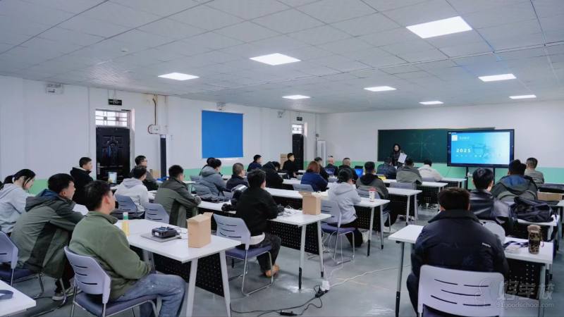 本课程分阶段教学：1-7天进行理论与综合课程穿插学习，每天3课时，共21课时；8-15天开展电脑模拟飞行、实操水平8字飞行训练，每天3课时，共24课时；16-19天针对薄弱环节强化训练，每天3课时，总课时≥50课时；第20天考核通关，将根据通关情况另行安排后续内容。