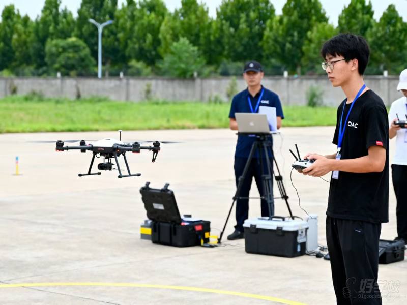 本课程分阶段系统教学：1-7天开展理论与综合课程穿插学习，每日3课时，共21课时；8-15天进行电脑模拟飞行、实操水平8字飞行训练，每日3课时，共24课时；16-22天学习地面站航线规划与紧急返航（盲飞），每日3课时，共21课时；23-24天针对薄弱环节强化训练，每日3课时，课程总课时≥56课时；第25天考核通关，依结果另行安排。