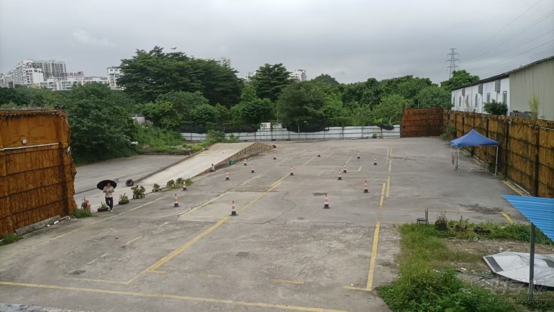 本课程分阶段教学：1-7天进行理论与综合课程穿插学习，每天3课时，共21课时；8-15天开展电脑模拟飞行、实操水平8字飞行训练，每天3课时，共24课时；16-19天针对薄弱环节强化训练，每天3课时，总课时≥50课时；第20天考核通关，将根据通关情况另行安排后续内容。