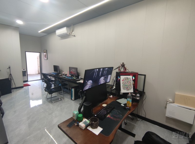 屠艺是由 3 位深耕 3D 建模领域的资深技术设计师联合创立的教育实训团队，核心成员均具备一线游戏、影视及工业建模项目经验。团队立足行业实战视角，直击大学生 “有理论无实操、有学历无经验” 的核心就业痛点，以 “技术传承、实战赋能” 为初心，专注 3D 建模全流程技术与项目经验的系统化传导。