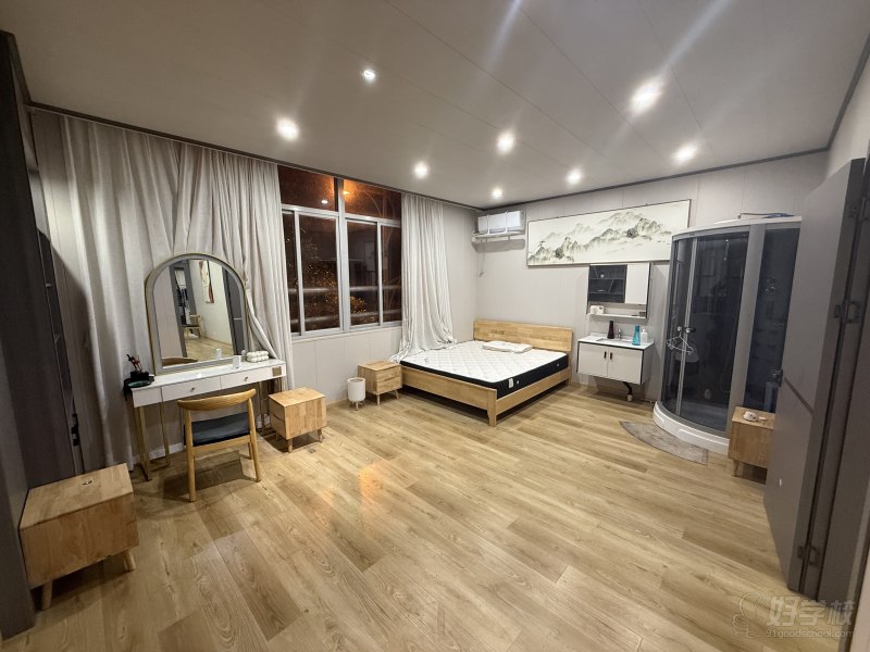 屠艺是由 3 位深耕 3D 建模领域的资深技术设计师联合创立的教育实训团队，核心成员均具备一线游戏、影视及工业建模项目经验。团队立足行业实战视角，直击大学生 “有理论无实操、有学历无经验” 的核心就业痛点，以 “技术传承、实战赋能” 为初心，专注 3D 建模全流程技术与项目经验的系统化传导。