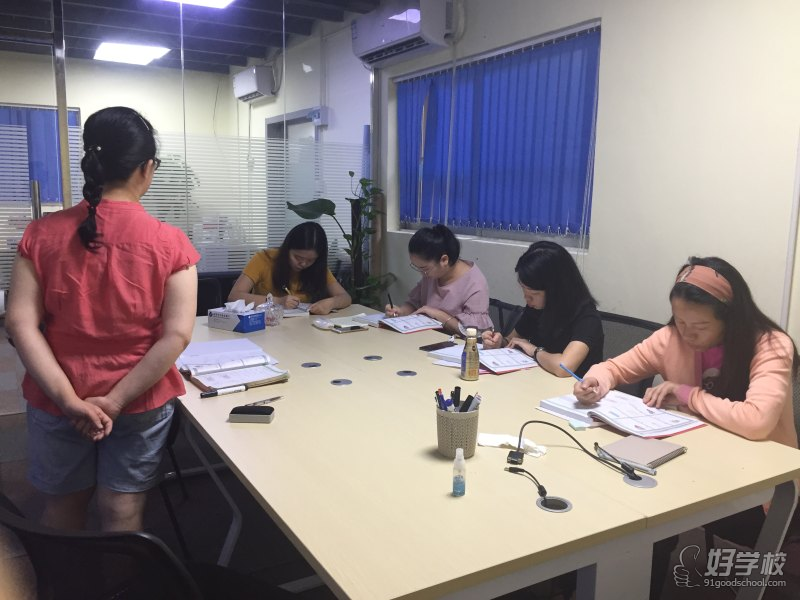 教材《速成葡萄牙语》1-10课+内部讲义/105课时详细讲解语音，发音方法、能掌握标准语音基本语法规则 、句法及句型结构知识。 老师在授课当中辅以大量练习，包括让学员跟读，让学员做练习、进行电影片段欣赏等来纠正学员的发音。