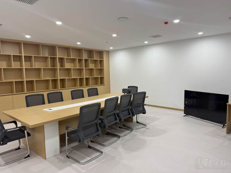 电竞学校不只是教孩子玩游戏，而是培养电竞行业里的选手、教练、解说、运营、策划、裁判、剪辑等专业人才，让爱好变成能就业、能发展的正规职业。