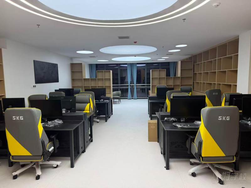 电竞学校不只是教孩子玩游戏，而是培养电竞行业里的选手、教练、解说、运营、策划、裁判、剪辑等专业人才，让爱好变成能就业、能发展的正规职业。