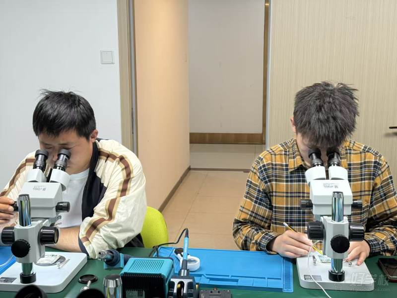 学员专注自主焊板