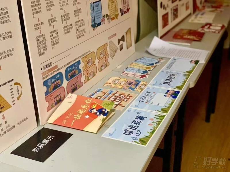 (艺启创想创始人陈伟雄在广美开设设计研学课程)