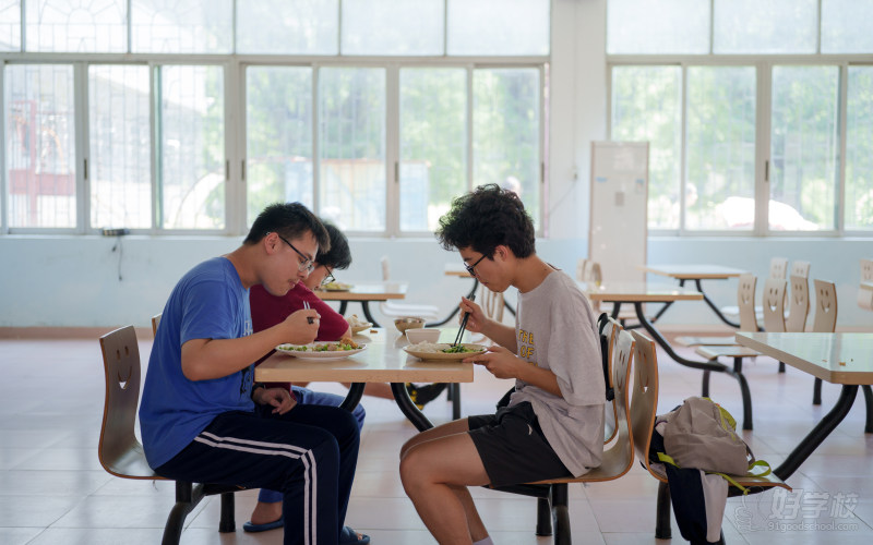 学生就餐场景