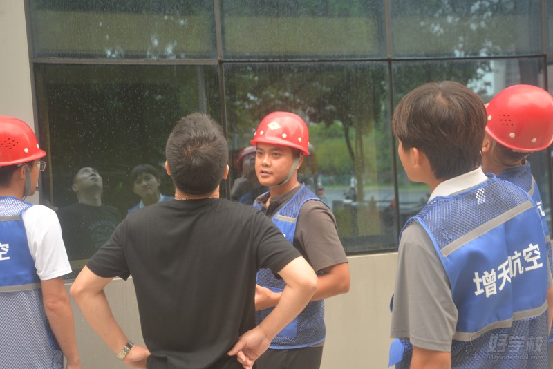 高空清洗演示讲解中&nbsp;